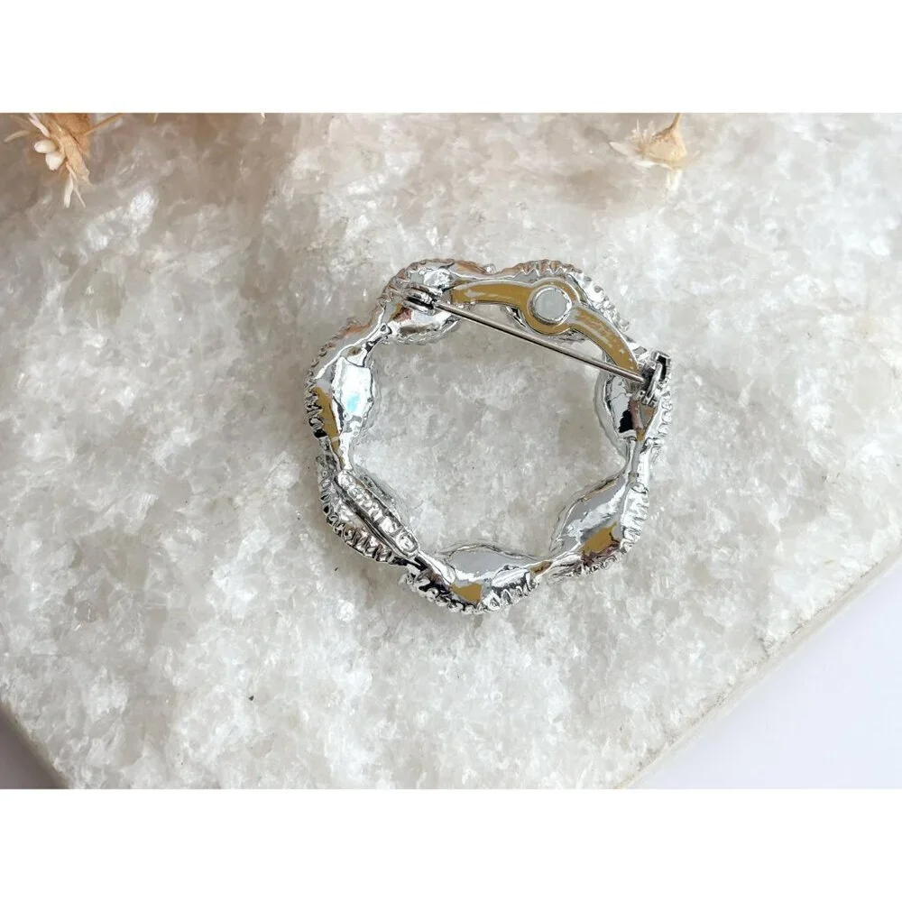 Gerry's Designer Leaf Shaped Wreath Textuerd Classic Vintage Cute Brooch